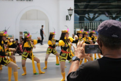 YIA Semarakkan Natal dengan Penampilan Seni, Pembagian Cokelat hingga Sinterklas Sapa Penumpang