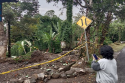 Bangunan Lawas Milik DPUPR Ambruk Timpa Pagar Tembok Warga Boyolali
