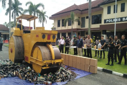 Tutup Tahun, Polres Bantul Musnahkan Ribuan Botol Miras dan Bikin Monumen Knalpot Blombongan