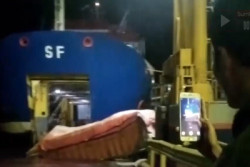 Cuaca Buruk! Truk Tercebur ke Laut saat Masuk ke Kapal Feri