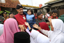 Ganjar Beri Bantuan Rehab RTLH untuk 50 Kader PDIP