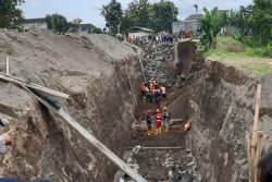 Empat Pekerja Proyek Tertimbun Longsor, Satu Meninggal
