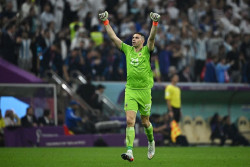 Ada-Ada Saja, Kiper Timnas Argentina Beli Anjing Seharga Rp375 Juta untuk Jaga Medali Piala Dunia 2022