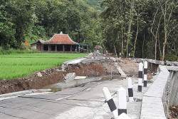 Cari Tahu Penyebab Ambles di Srikeminut, Ini yang Dilakukan Ahli dari UGM