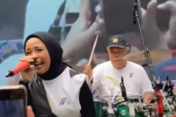 Viral! Menteri Basuki Alih Profesi Jadi Drummer Band Kotak