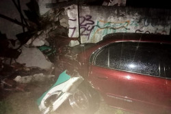 Hendak Menyalip, Bus Seruduk Mobil dan Ruko