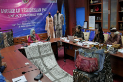 Bupati Sleman Bawa Batik Parijoto Salak Lolos Anugerah Kebudayaan PWI
