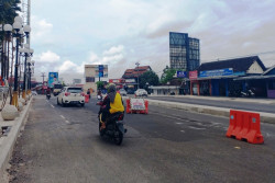 Belum Genap Sebulan, Aspal di Kawasan Tugu Tobong Gunungkidul Sudah Rusak