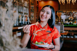 Rayakan Imlek di Jantung Pusat Kota Jogja dengan Sajian Menu Yu Sheng, Salad Khas Imlek yang Penuh Makna