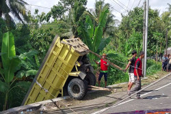 Truk Tabrak Motor Lalu Terperosok ke Tanggul Curam