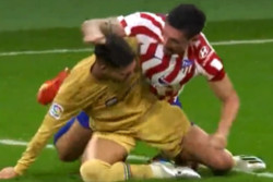 Viral! Torres Baku Hantam dengan Savic di Laga Atletico Madrid vs Barcelona