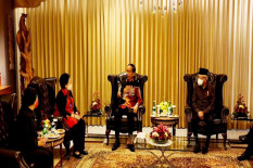 Hadiri Puncak HUT Ke-50 PDIP, Jokowi Pakai Batik Merah Motif Burung