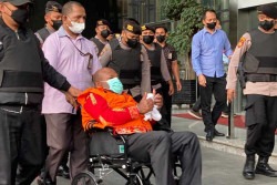 Pakai Rompi Oranye, Lukas Enembe Tiba di KPK