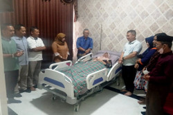 Terjepit Pintu Mobil, Eks Bupati Gunungkidul Badingah Terpaksa Dioperasi