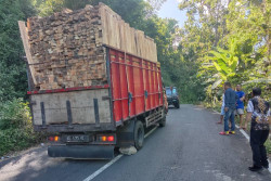 Kesasar akibat GPS, Truk Harus Dievakuasi di Tanjakan Sicekuk Kulonprogo