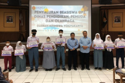 Ratusan Pelajar Diberi Beasiswa Hasil Sumbangan Gaji PNS Disdikpora DIY