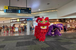 Meriahkan Imlek, Bandara di Bawah Angkasa Pura I Hadirkan Barongsai hingga Bagikan Kue Keranjang