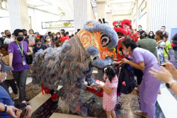 Rayakan Imlek 2023, JCM Hadirkan Atraksi Barongsai Spektakuler