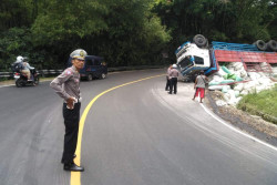 Truk Muatan Gaplek Terguling di Bokong Semar Jalan Jogja-Wonosari