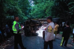 Lagi-Lagi Karena Andalkan Google Map, Truk Terguling di Cinomati