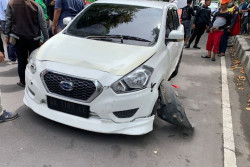Tragis! Pesepeda Lansia Tewas Terseret Sejauh 25 Meter di Kolong Mobil