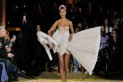 Unik! Peragaan Busana Viktor & Rolf Tampilkan Ball Gown Terbalik