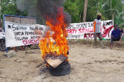 Geram Proyek Kolam PT PP Timbulkan Banyak Kerugian, Warga di Kulonprogo Demo dan Bakar Ban