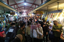 Datangi Beringharjo, Iriana Jokowi Belanja Kain dan Daster hingga Jutaan Rupiah