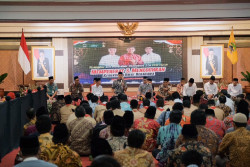 Peringati Isra Miraj Bareng Ustaz Wijayanto, Ganjar Salurkan Bantuan kepada Sejumlah Agama