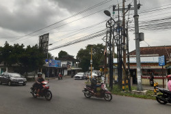 Tiang Kabel Internet Semrawut, Bertebaran di Sleman
