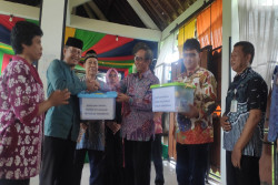 Mahfud MD Bagi-Bagi 500 Paket Sembako di Bantul