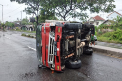 Truk Boks Terguling Melintang di Ring Road Selatan Bantul