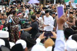 Hadiri Perayaan 1 Abad NU, Ganjar Jalan Kaki & Warga Berebut Minta Foto