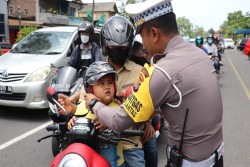 Operasi Progo 2023, Polisi Bantul Bagikan Helm Kepada Anak Cuma-Cuma