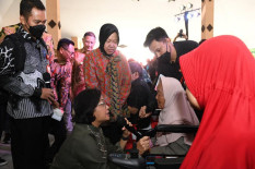 Curhat Mensos Risma Ke DPR, Bansos Rp412 Miliar Diblokir Sri Mulyani
