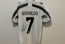 Lelang Jersey Cristiano Ronaldo Ditawar Rp1,4 Miliar untuk Bantu Korban Gempa Turki
