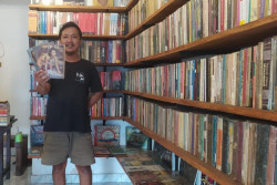 Halaman Buku Bacaan Jadi Media Pria Ini Menandai Zaman