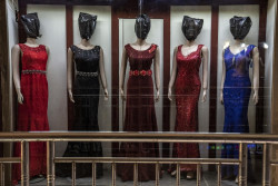 Di Negara Ini, Wajah Manekin Toko Baju Harus Ditutup