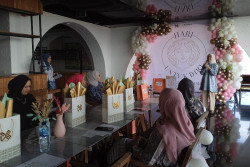 Terapi Jurnal hingga Floating Frame Jadi Cara Perempuan Kekinian Menyenangkan Diri