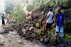 Cuaca Ekstrem! Longsor Menutup Akses Jalan di Gunungkidul