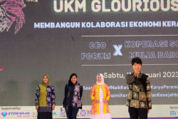 Crazy Rich Surabaya Jalan di Catwalk Peragakan Busana Karya UMKM