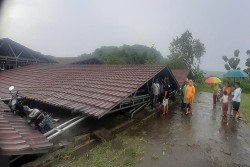 Bangunan Relokasi Pasar Hewan Palemsari Prambanan Roboh Diterjang Hujan