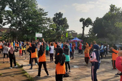 Diikuti Ratusan Warga, Kelurahan Semaki Gandeng Fiberstream Adakan Senam Lansia