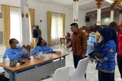 Ratusan Anggota Keluarga & Pegawai Istana Kepresidenan Jogja Diberi Booster Kedua
