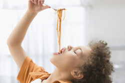 Punya Anak di Bawah 10 Tahun? Mereka Dilarang Makan di Restoran Ini
