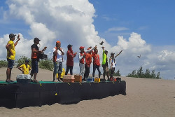 Gumuk Pasir Jadi Ajang Adu Cerdik Burung Paruh Bengkok