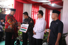 Ganjar Serahkan Bantuan Insentif Pengajar dan Hibah Bidang Keagamaan