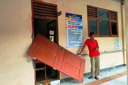 Miris! Pintu Jebol dan Atap SD Negeri di Gunungkidul Ini Nyaris Ambruk