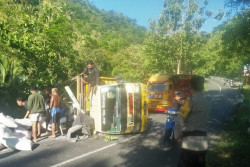 Tak Kuat Menanjak, Truk Bermuatan 6 Ton Sagu Mutiara Terguling di Girimulyo