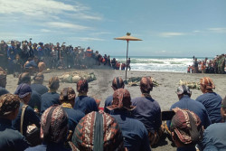 Gelar Labuhan di Parangkusumo, Ini yang Menjadi Harapan dan Doa Kraton Jogja